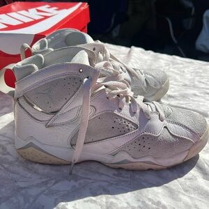 Jordan’s youth 5.5 fits women’s 7-1/2